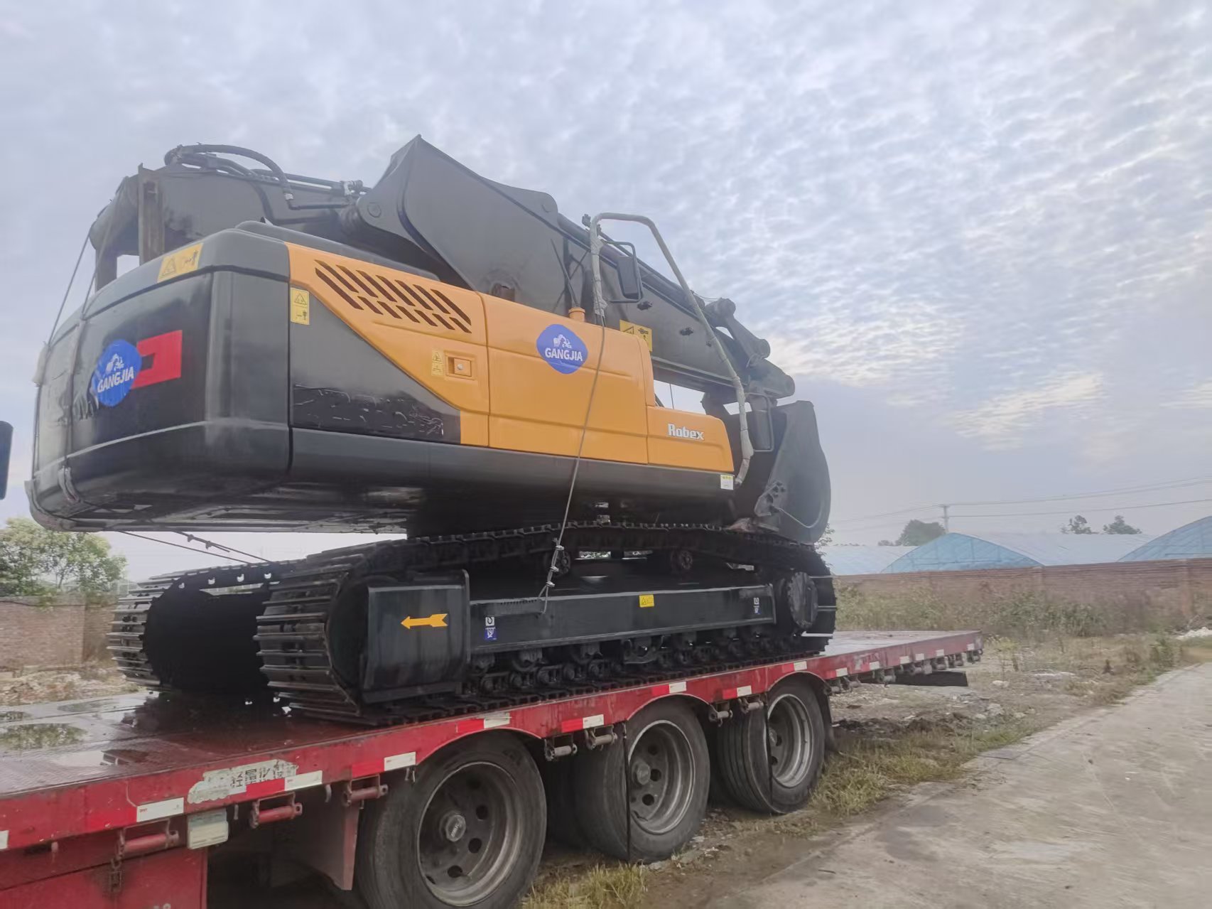 HYUNDAI 220-9 shipped to South America